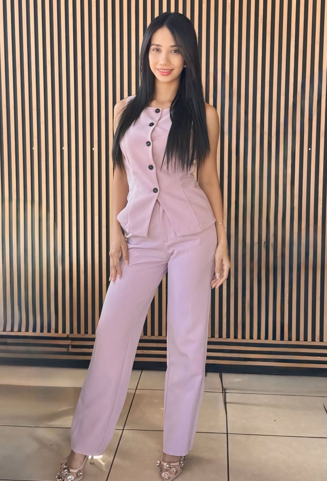 Fabiana esbelta alta de bonito rostro y cuerpo