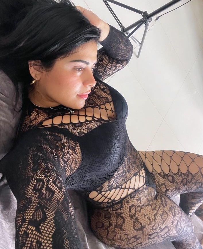 Bebita de culito estrechito. Debutante, todas las poses para hacerte un rico sexo oral 
