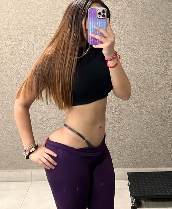 Guapa modelo universitaria, full placer